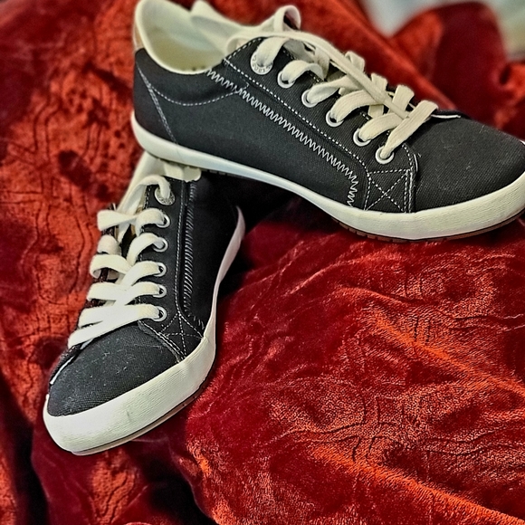 Täōs Brand ladies shoe - Picture 2 of 11